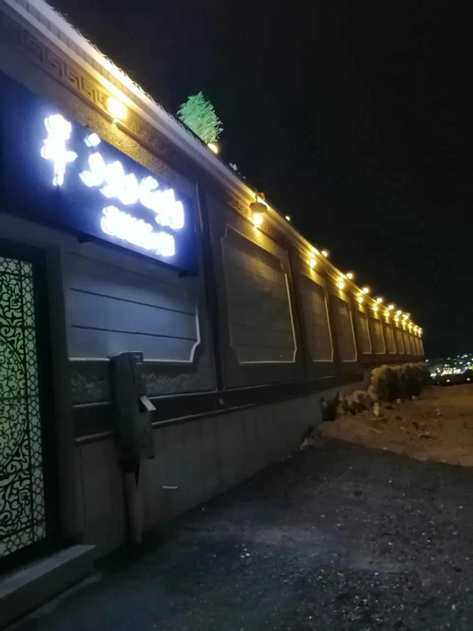 تركيب إضاءة داخلية في حي الروضة بجدة - أثناء التنفيذ