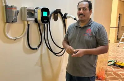 تركيب إنارة حديقة في حي الروضة بجدة - أثناء التنفيذ