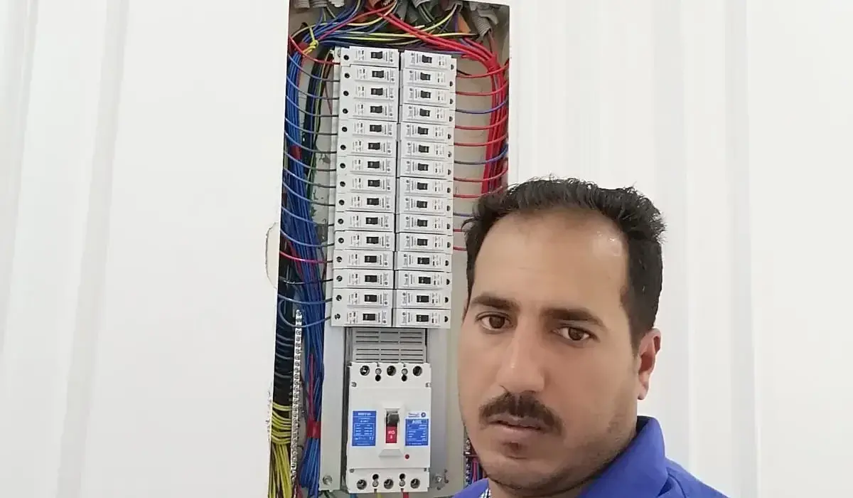 فني كهربائي حي الياقوت جدة خبرة 25 عام - علي الحاج - كهرباء وكاميرات مراقبة وانتركم
