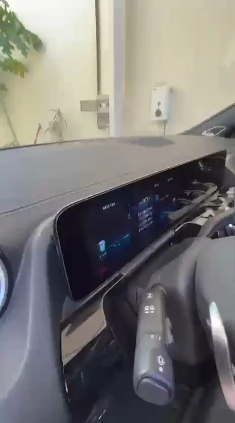 اختبار الكفاءة والجهد الكهربائي لجهاز الشحن المخصص لسيارات مرسيدس الكهربائية الحديثة